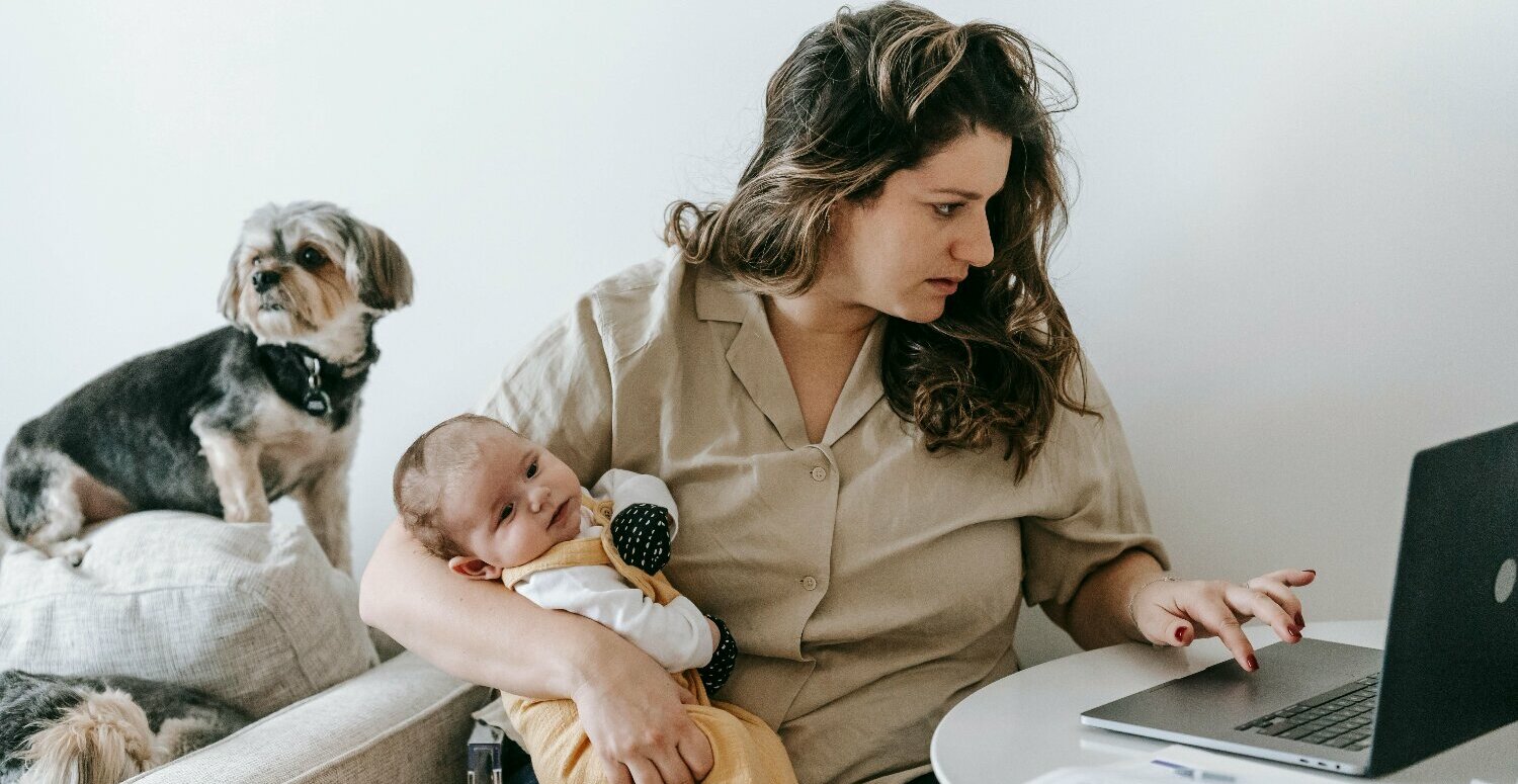 Direitos trabalhistas garantidos às mulheres grávidas e adotantes
