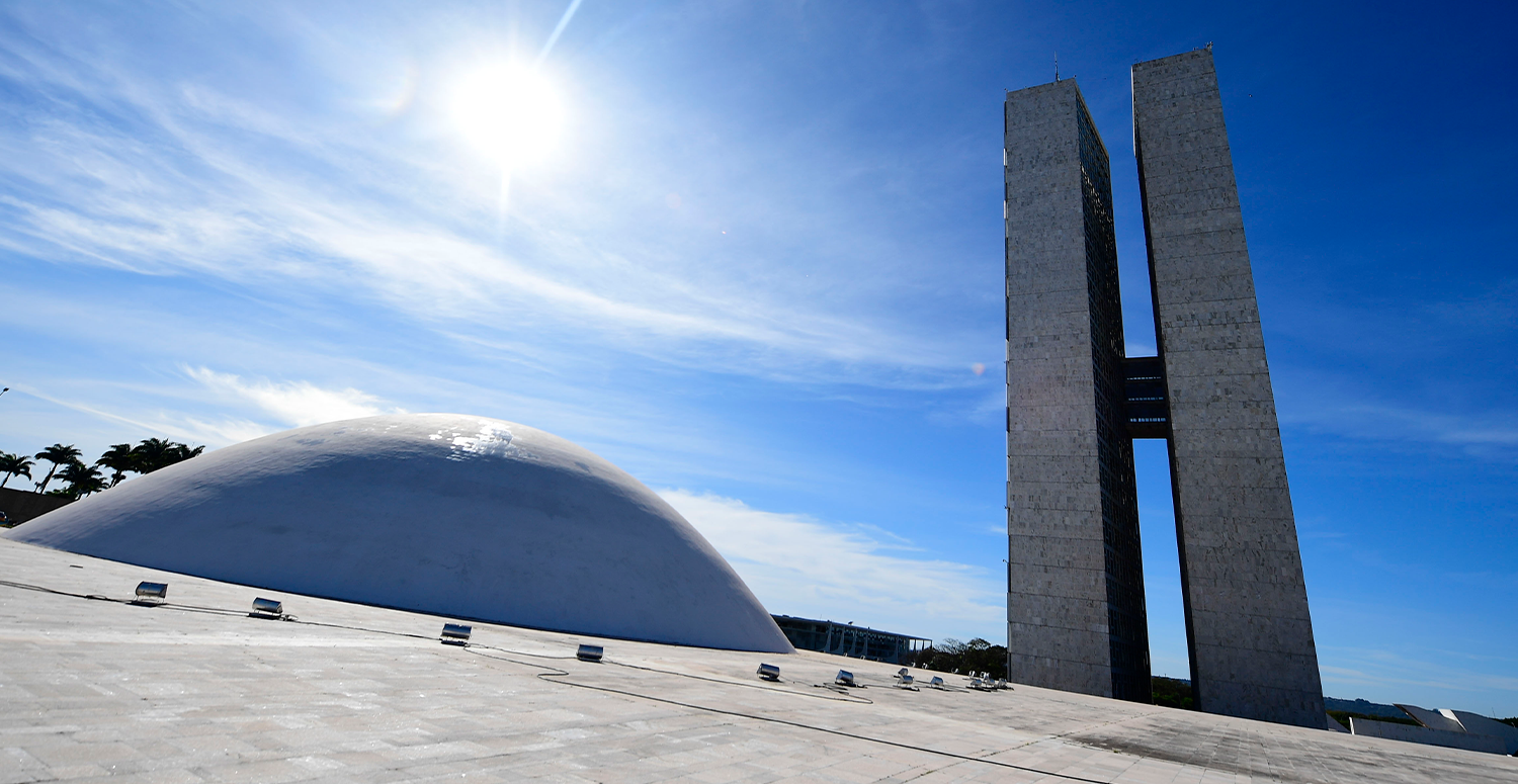 Relator adia proposta de isenção do IR para renda até R$ 5 mil em meio a crise do IOF entre Congresso e governo