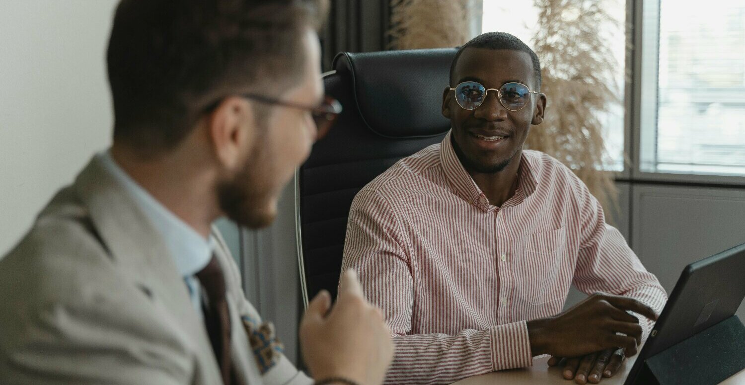 49% dos usuários de sistema de RH orientado por IA notam melhoria nos resultados do recrutamento, aponta pesquisa global