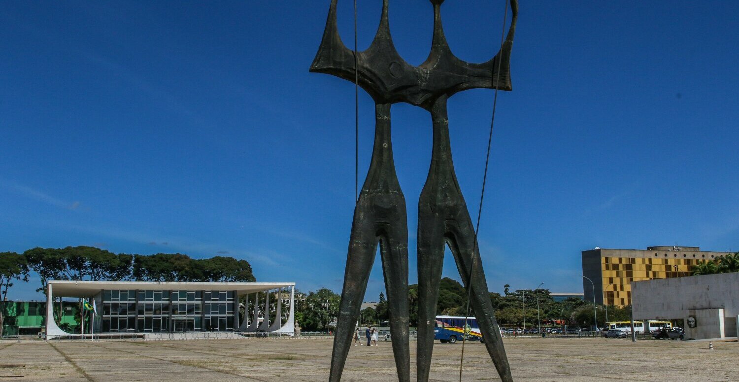 Governo Federal recorre ao STF para manter aumento do IOF e reacende tensão com o Congresso