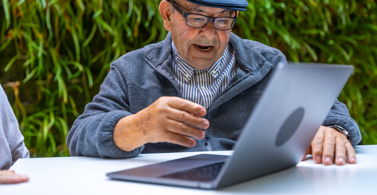 É possível se aposentar e continuar trabalhando? Entenda as regras e se o benefício do INSS será mantido