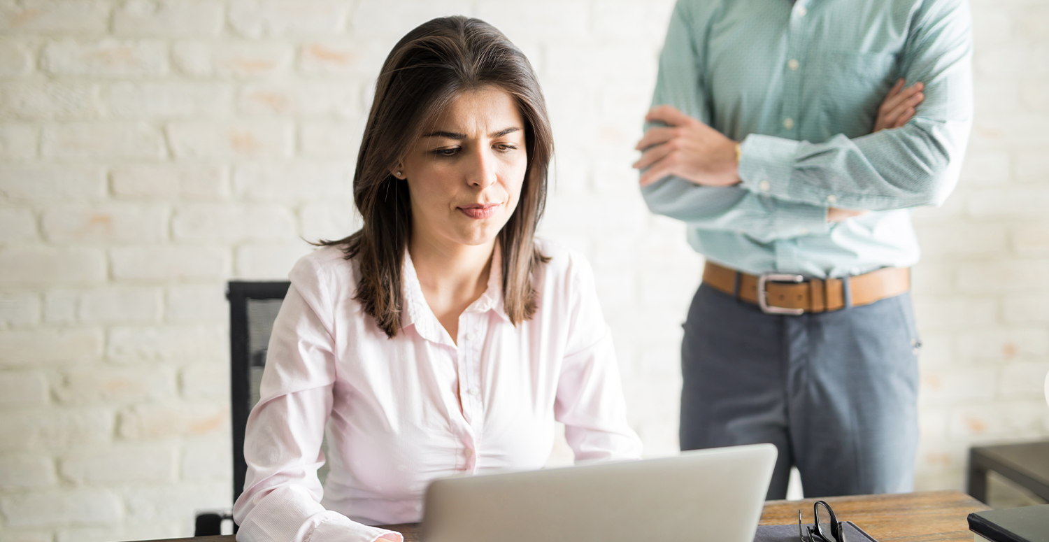 Metade dos profissionais brasileiros já presenciou ou sofreu algum tipo de assédio no ambiente de trabalho, aponta estudo