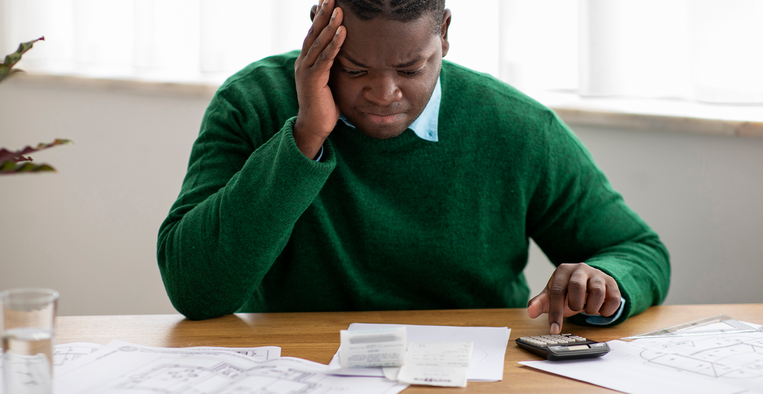 Mais da metade dos trabalhadores precisa de renda extra para fechar o mês, diz Serasa