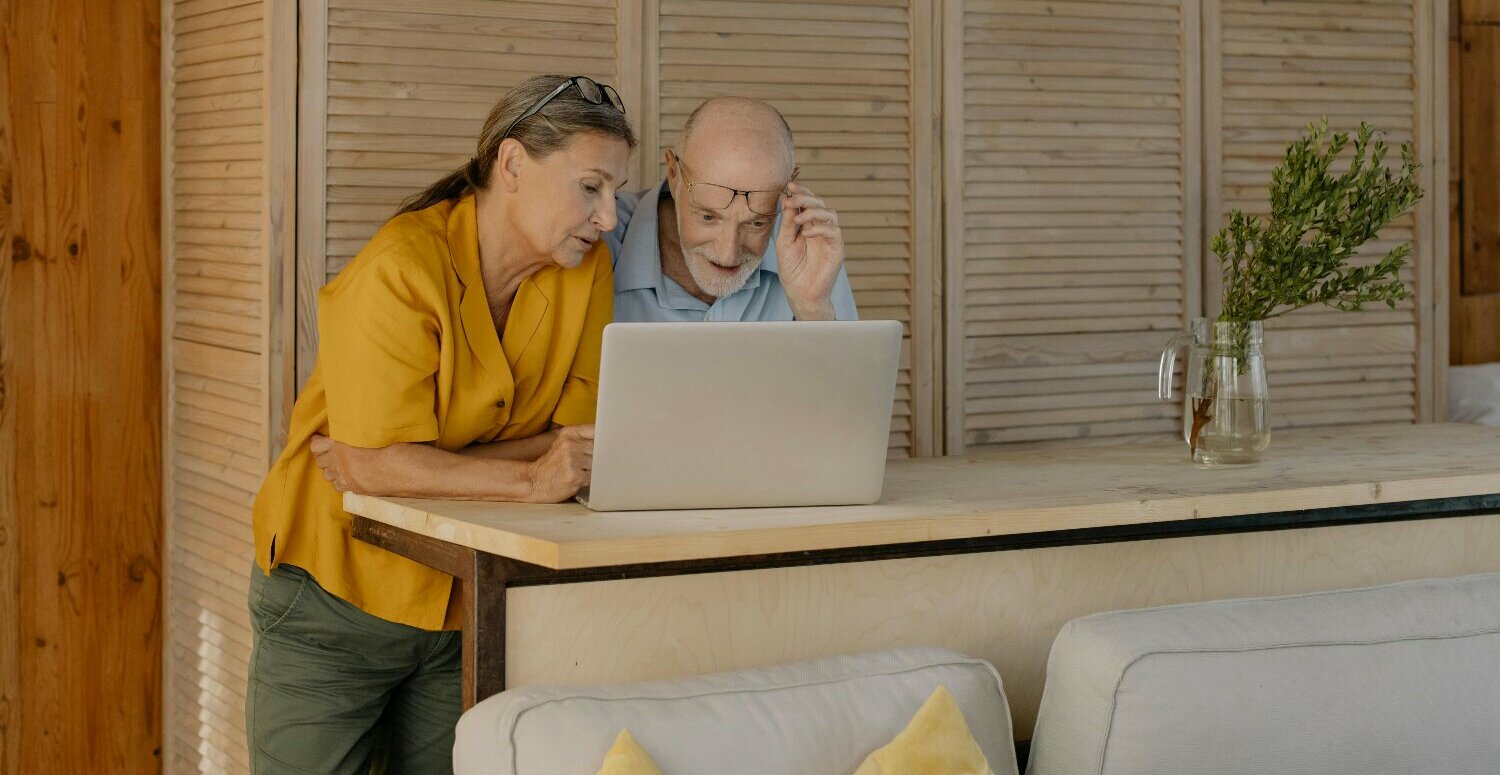 Governo já devolveu mais de R$ 1 bilhão em descontos indevidos do INSS, mas falhas ainda preocupam especialistas.