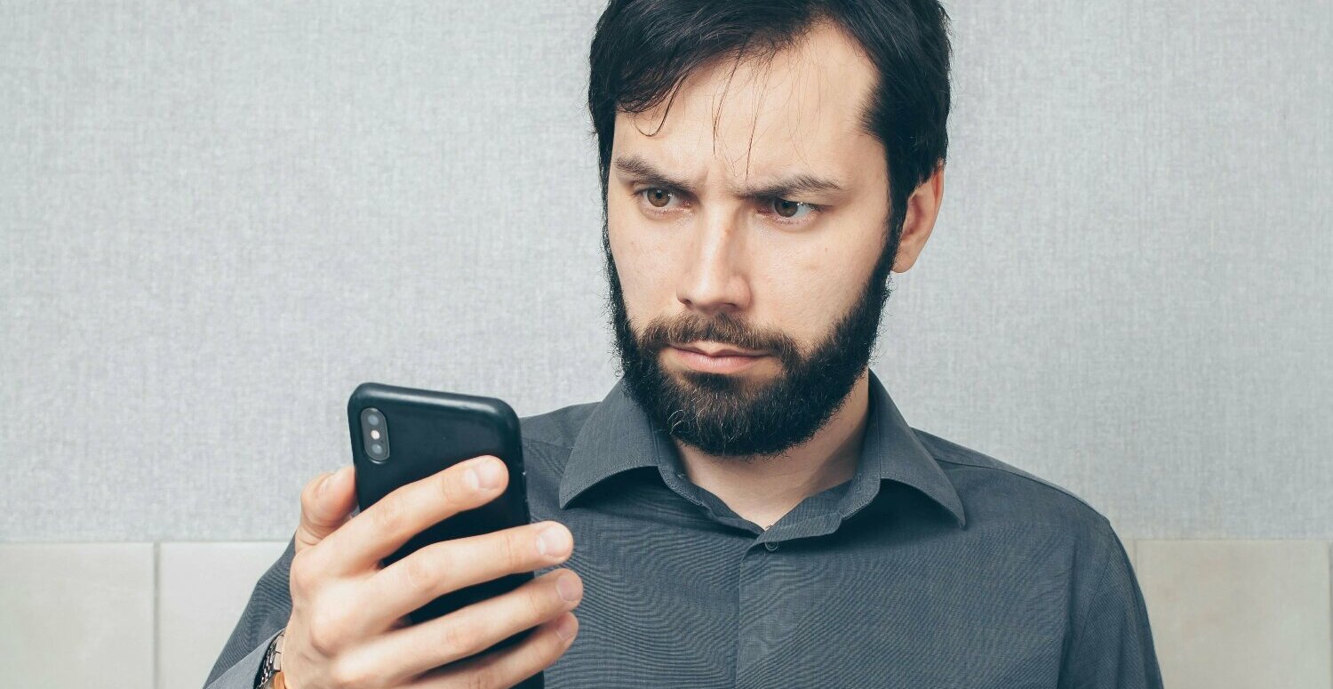 Deepfakes e dados vazados desafiam verificação digital tradicional