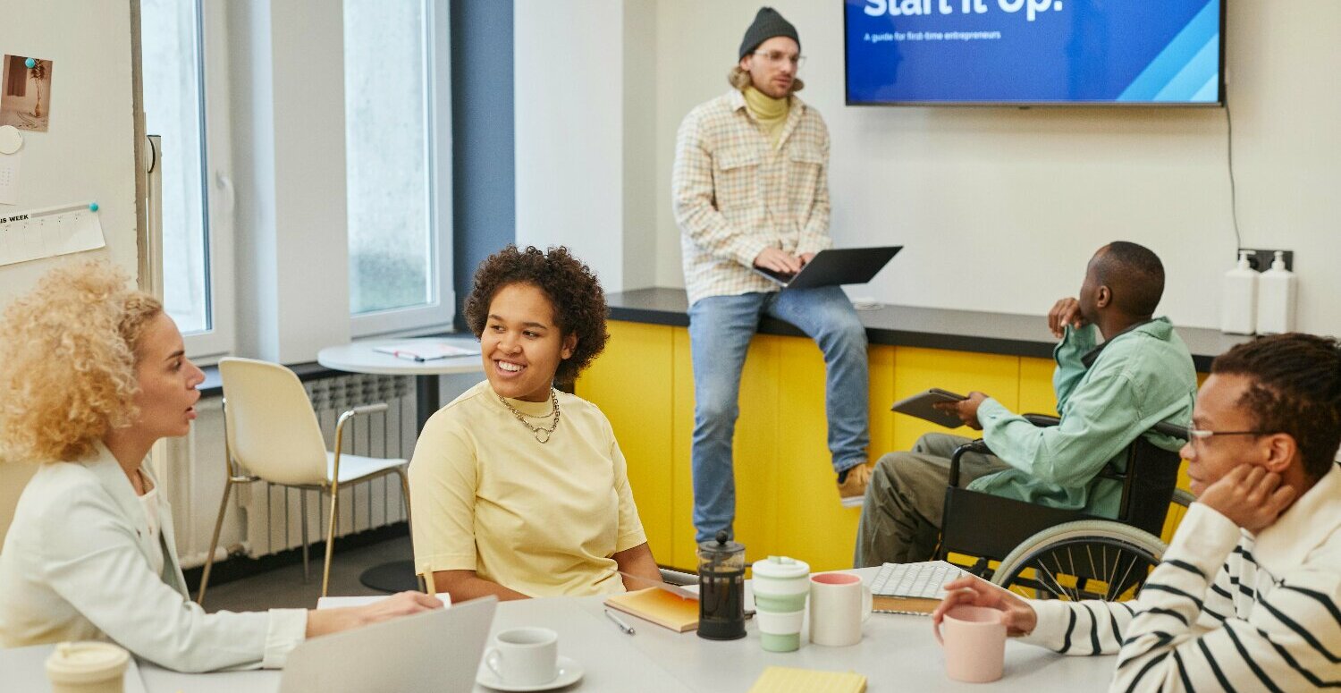 Mais da metade dos profissionais brasileiros (54%) percebem viés relacionado à diversidade no mercado de trabalho, aponta pesquisa global