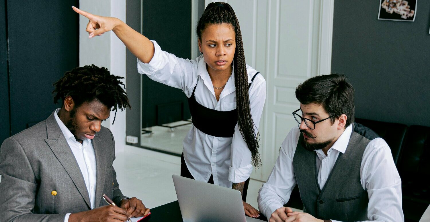 Demissão em massa do Itaú reacende debate sobre monitoramento e limites legais no home office
